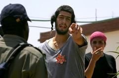 Dieser Mann aus der Siedlung Kerem Atzmona im Gazastreifen protestiert mit einem Davidstern und der Aufschrift «Jude» auf dem T-Shirt gegen die Räumung der Häuser. (Foto: dpa)