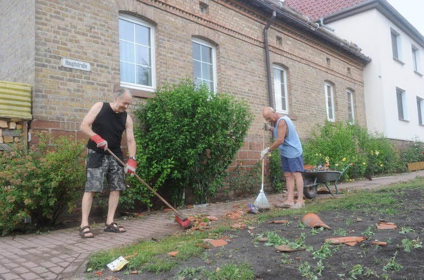 Nach dem Unwetter wird überall in Rothenschirmbach aufgeräumt.
