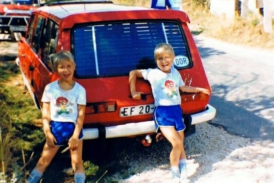 Im Ungarn-Urlaub posieren Eric und Marco Sommer 1989 am roten Wartburg 353 Tourist.