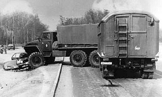 Tödlicher Stopp vor der Kaserne in Halle-Lettin. Bild des Unfalls am 22. März 1984