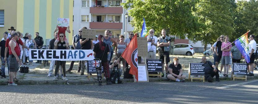 Vor dem Obstmustergarten protestierte des Bündnis „Dessau Nazifrei“.