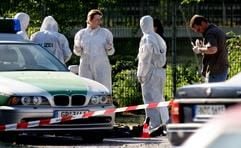 Beamte der Spurensicherung der Polizei arbeiten am 25. April 2007 auf der Heilbronner Theresienwiese an einem Tatort, wo eine Polizeibeamtin getötet und ein weiterer Beamter schwer verletzt wurde. (Foto: dpa)