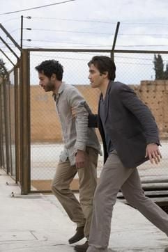Douglas Freeman (r, Jake Gyllenhaal) läuft schnellen Schrittes neben Anwar El-Ibrahimi (Omar Metwally) während er ihn am Arm fasst (Filmszene). Der Film «Machtlos» erzählt die Geschichte von CIA-Mitarbeiter Freeman, der zum ersten Mal erlebt, wie jemand gefoltert wird. Es handelt sich um den Ägypter Anwar El-Ibrahimi, der des Terrorismus verdächtigt und in ein geheimes Gefangenenlager verschleppt wird. Während seine Frau Isabella El-Ibrahimi ihn verzweifelt sucht, muss Freeman sich entscheiden, ob er die Folterung ertragen kann - es können Tausende von Menschen dadurch gerettet werden. (Foto: dpa)