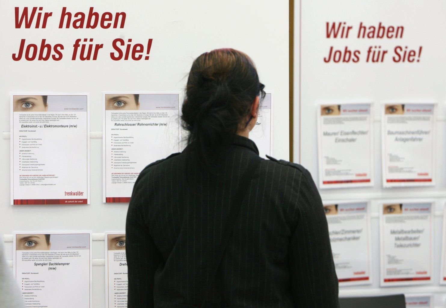 Ein Mann liest sich 2007 während der Zeitarbeitsmesse Stellenangebote durch.