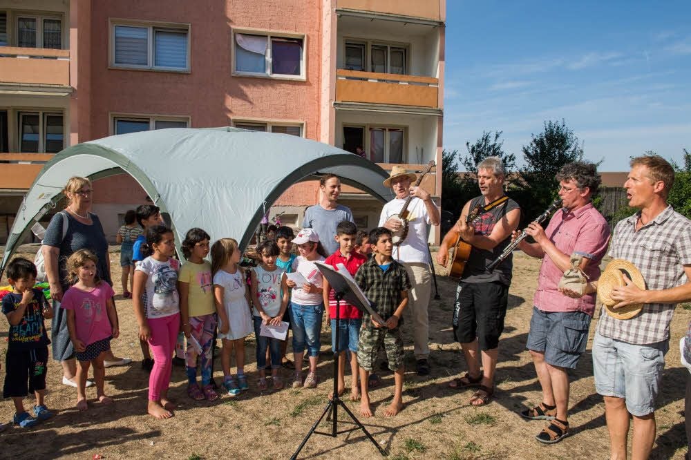 Spendenübergabe auf dem Kinderfest in der Hoeltzstraße: Die „Naumburger Straßenmusikanten“ Heinrich Oehlmann (Banjo), Burkhard Specht (Gitarre), Jan Geißler (Klarinette) und Jörg Edel (Gesang) nutzten die Gelegenheit zum gemeinsamen Musizieren.