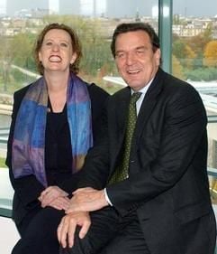 Bundeskanzler Gerhard Schröder (r) und die neue Beauftragte der Bundesregierung für Angelegenheiten der Kultur und der Medien, Christina Weiss, bei einem Gespräch im Bundeskanzleramt.