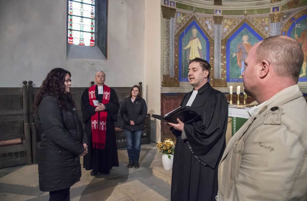 Mandy Eggebrecht wurde in einem Gottesdienst von Landespfarrer Matthias Kopischke (r.) in ihr neues Amt eingeführt.