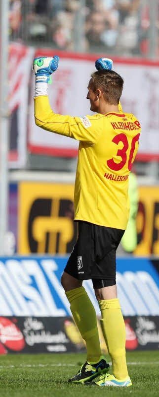 Pierre Kleinheider jubelt in die Fankurve im Erdgas Sportpark. Der 24-Jährige ist bei den Anhängern des HFC beliebt.