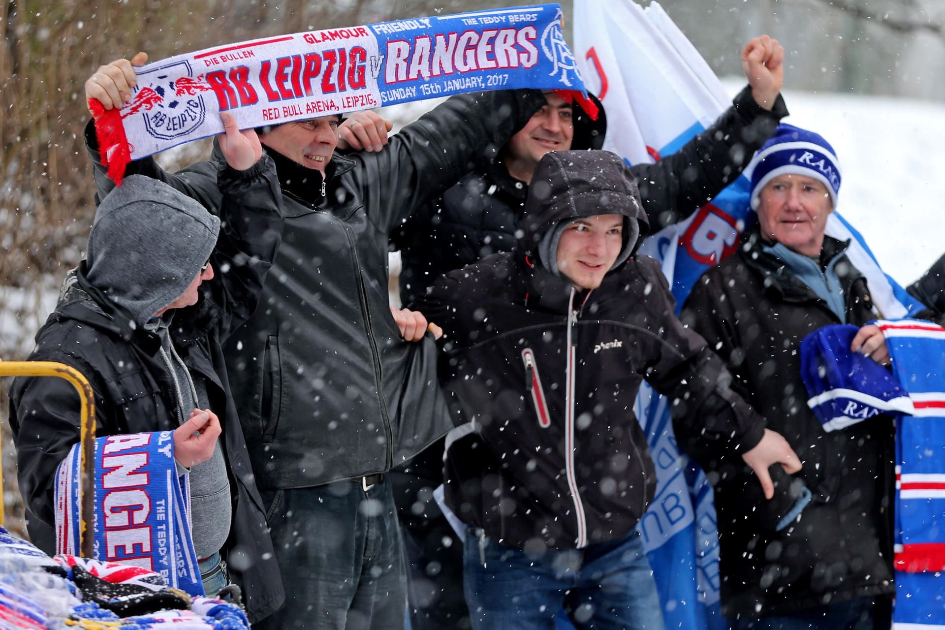 Testspiel RB Leipzig gegen Glasgow Rangers in der Red Bull Arena, Leipzig. Glasgow Rangers Fans posieren mit einem Freundschafts-Fanschal.