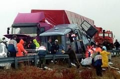 Retter versuchen am Sonntag auf einer Autobahn bei Istanbul Überlebende aus dem völlig zerstörten Kleinbus zu bergen. (Foto: dpa)