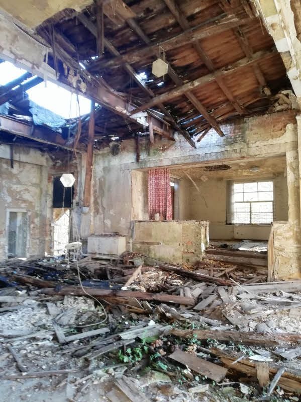 Der Saal im ehemaligen Klubhaus 1. Mai in Zeitz-Rasberg bietet einen verwahrlosten Anblick.