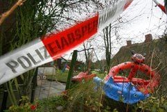 Kinderspielzeug steht in Darry in Schleswig-Holstein im Garten des Hauses, in dem sich eine Familientragödie mit fünf toten Kindern ereignet hatte. (Foto: dpa)