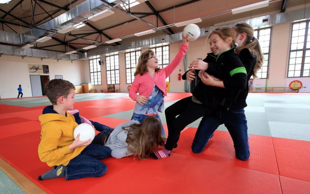 Toben auf den neuen Matten war am Samstag für die jüngsten Besucher beim Tag der offenen Tür in den Klinkerhallen angesagt. 400 Stück ein mal ein Meter große Matten musste der Verein neu anschaffen.