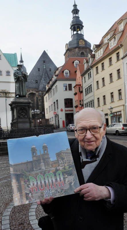 Gerhard Ucka mit einem Rom-Kalender, den er zum Neujahrsempfang mitbrachte, vorm Lutherdenkmal in Eisleben.