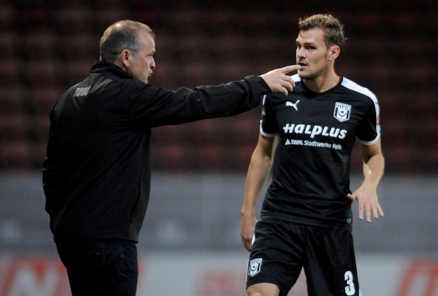 Trainer Stefan Böger gibt Dominic Rau Anweisungen.