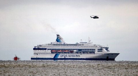 Ein Helikopter fliegt über der dänischen Passagierfähre «Pearl of Scandinavia», die am Mittwochmorgen in Brand geraten war. (FOTO: DPA)