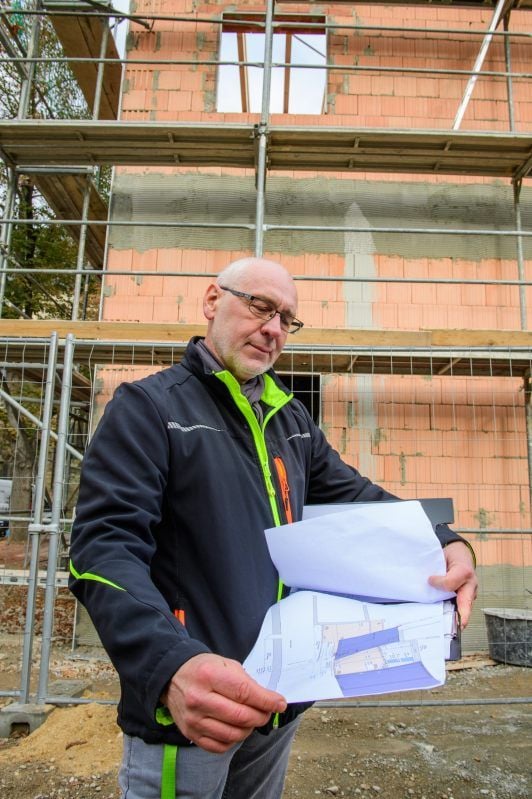 Bauamtsmitarbeiter Jörg Witzleben, zuständig für Hochbau, zeigt Pläne.