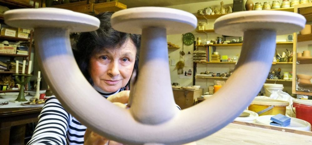 Christa Buchmann betreibt ihre Töpferei in der II. Vereinsstraße.