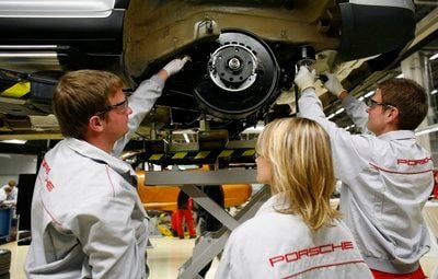 Mechatronik-Auszubildende arbeiten am Montag in der Porsche Leipzig GmbH an einem Auto. Im Zuge der Werkserweiterung des Leipziger Porsche- Werkes ist in den letzten zwei Jahren eine neue Lehrwerkstatt für 1,7 Millionen Euro entstanden, die am Montag offiziell eröffnet wurde. (FOTO: DDP)