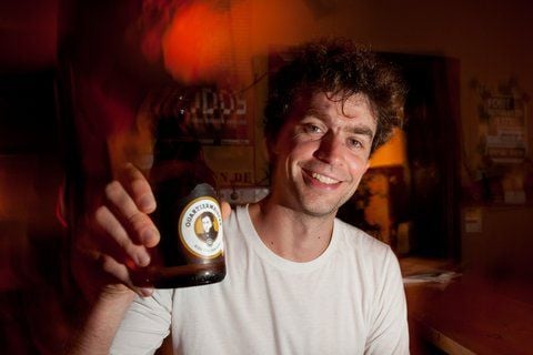 Der Jurastudent Sebastian Jacob zeigt in einer Gaststätte in Berlin eine Flasche des von ihm erfundenen Sozialbieres «Quartiermeister» (FOTO: DPA)