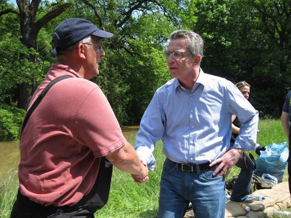 Günther Ribbe (l.) von der Freiwilligen Feuerwehr Aschersleben hielt einen kurzen Plausch mit dem Bundesverteidigungsminister.