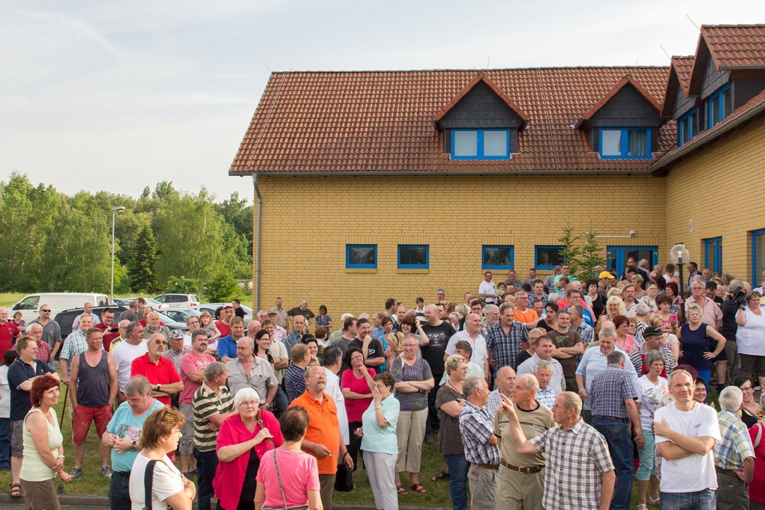 Aufgebrachte Bürger vor dem Verwaltungsgebäude des Abwasserzweckverbands