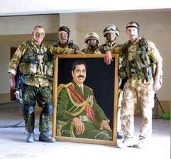 Britische Soldaten, "Wüstenratten der Zulu-Kompanie", der Royal Infantery, posieren neben einem großen Porträtgemälde des irakischen Staatsführers Saddam Hussein am 24.3.2003 nach ihrer Eroberung der Stadt Basra. Am 20. März 2003 griffen die USA und Großbritannien ohne UN-Mandat den Irak an. Nach dreiwöchigem Krieg war das Regime von Präsident Saddam Hussein gestürzt. Am 1. Mai erklärte US-Präsident George Bush die «größeren Kampfhandlungen» für beendet. Seitdem tobt ein Guerillakrieg gegen die Besatzer. Hauptgrund für den dritten Golfkrieg war die angebliche Bedrohung durch irakische Massenvernichtungswaffen. (Foto: dpa)