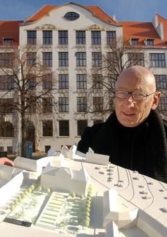 Vor der Kulisse des Gutenberg-Gymnasiums in Erfurt präsentiert der Erfurter Baubeigeordnete Rainer Wiesmaier am Dienstag (04.02.2003) das beim Architektenwettbewerb zur Umgestaltung des Schulgebäudes von der Jury favorisierte Modell. Der Preisträger-Entwurf des Münchener Architekturbüros Koch + Partner wurde am Dienstag mit allen anderen Wettbewerbsbeiträgen der Öffentlichkeit vorgestellt. Für den Umbau des Gymnasiums, in dem ein Ex-Schüler am 26. April 2002 sechzehn Menschen tötete, stellt der Bund 10 Millionen Euro zur Verfügung. (Foto: dpa)