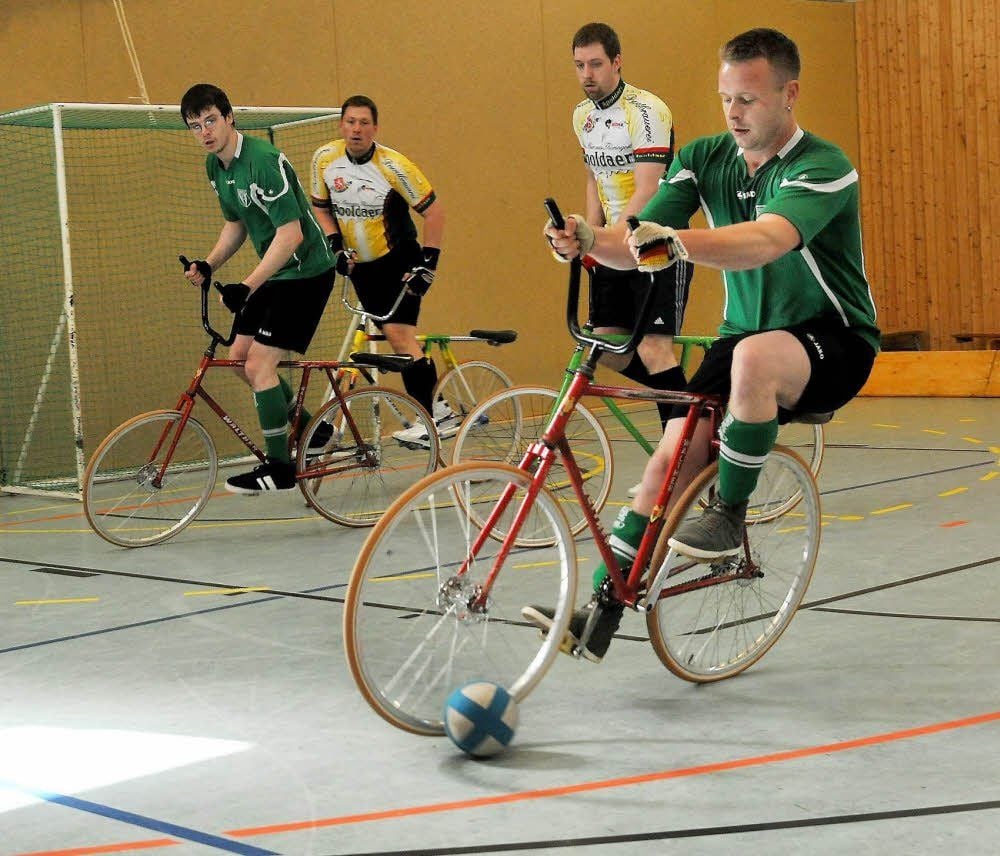 David Hoffmann und Kevin Hausmann (grün) unterlagen dem Landesmeister Sangerhausen mit Keeper Steve und Mike Pfaffenberger 1:9.