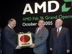 Bundeskanzler Gerhard Schröder (M./SPD) erhält am Freitag (14.10.2005) in Dresden zur Eröffnung der zweiten Chipfabrik des US-amerikanischen Halbleiterherstellers Advanced Micro Devices (AMD) im Beisein von Sachsens Ministerpräsident Georg Milbradt (r.) einen Wafer von AMD-Präsident Hector Ruiz (l.). (Foto: dpa)