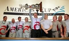 «Alinghi»-Sportdirektor Jochen Schümann (M.) aus Deutschland hält den Siegerpokal hoch, links daneben Russell Coutts aus Neuseeland (l.) und Nautiker Ernesto Bertarelli (3.v.l). (Foto: dpa)