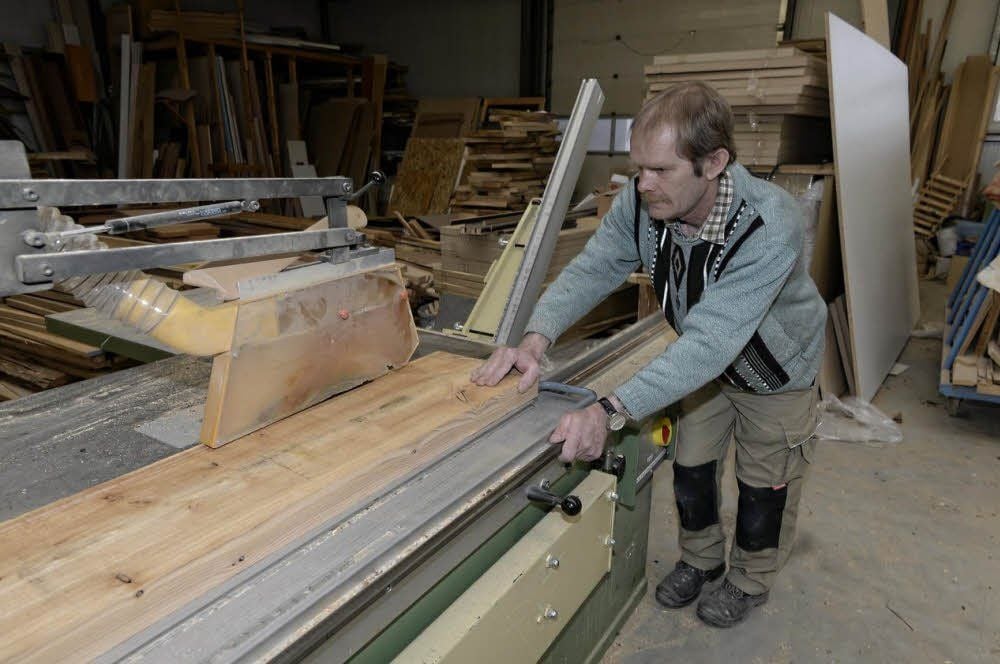 Die Tischlerei Hartmut Bendel ist von Anfang an bei der Roßlauer Handwerkermesse dabei. In der Produktion schneidet Tischler Axel Riechert starke Holzbohlen mit der Kreissäge zu.