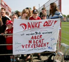 Beim letzten öffentlichen Training des FC Bayern München mit Hitzfeld und Kahn verabschieden Bayernfans ihren Torwart Oliver Kahn mit dem Transparent: «Danke Olli, wir werden Dich vermissen, aber nicht vergessen»! (Foto: ddp)