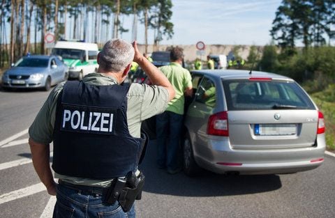 Polizeibeamte überprüfen einen PKW. Die deutschen Sicherheitsbehörden verzeichneten dem Bericht zufolge von 2007 bis 2011 einen Anstieg bei Autodiebstählen von 22,5 Prozent. (ARCHIVFOTO: DPA)