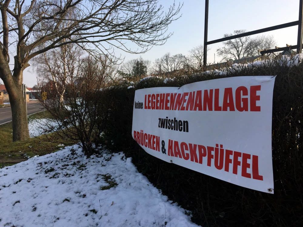 Mit Plakaten protestieren Anwohner gegen den Stall.