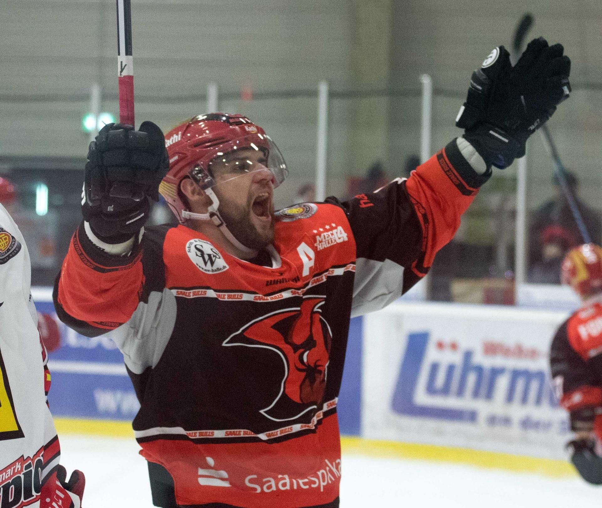 Halles Stürmer Danny Albrecht jubelt nach seinem Treffer zum 5:0 im Spiel der Eishockey Oberliga Nord zwischen dem MEC Halle 04 Saale Bulls.