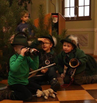 Nach einem Wolf, dem „Lieblingstier“ des Bürgermeisters, halten diese „Kobold“-Jäger nicht Ausschau, sondern nach einem weißen Hirsch.