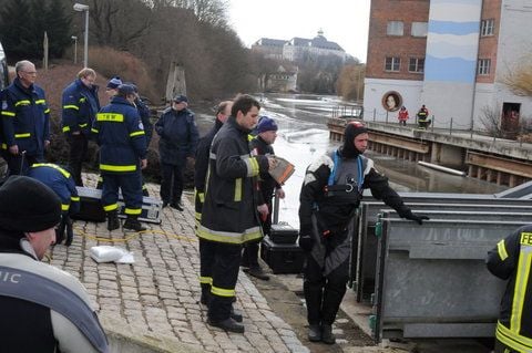 Auch am Sonntag suchte in Weißenfels ein Großaufgebot von Helfern und Rettungskräften an der Saale nach dem vermissten Jungen. (FOTO: PETER LISKER)