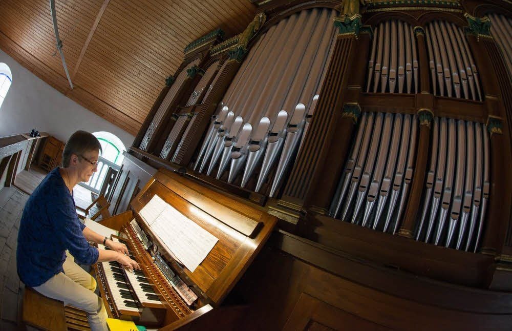 An gleicher Stelle, wo Pfarrerin Gudrun Schlegel die Orgel spielt, wird am Sonntag Matthias Eisenberg sitzen.