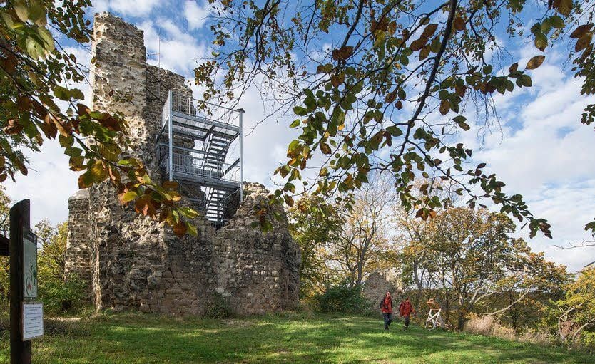 Die Plattform in der Turmruine bietet aus 16 Metern Höhe eine gute Aussicht.