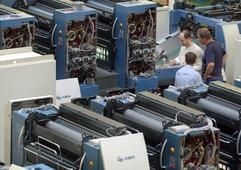 Bogenoffsetdruckmaschinen vom Typ KBA Rapida 105 stehen am 22.09.2004 während der Montage im Werk Radebeul des weltweit drittgrößten Druckmaschinenherstellers Koenig & Bauer AG (KBA) mit Hauptsitz in Würzburg. Das vor den Toren Dresdens liegende Werk war vor der Wende unter dem Namen Planeta bekannt, musste aber nach der Privatisierung einen großen Teil der damals 5.000 Beschäftigten entlassen. Das Ost-Werk überrascht derzeit mit dem stärksten Wachstum innerhalb der KBA-Gruppe. Mit prognostizierten zweistelligen Zuwachsraten wird es in diesem Jahr den Stammsitz in Würzburg in Bayern überholen. (Foto: dpa)