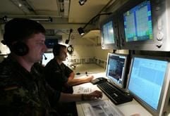 Soldaten des Einsatzführungsbereichs 3 der Bundeswehr arbeiten am Montag (07.08.2006) am verlegefähigen Gefechtsstand auf dem Militärflughafen in Holzdorf im Landkreis Wittenberg (Sachsen-Anhalt). (Foto: dpa)