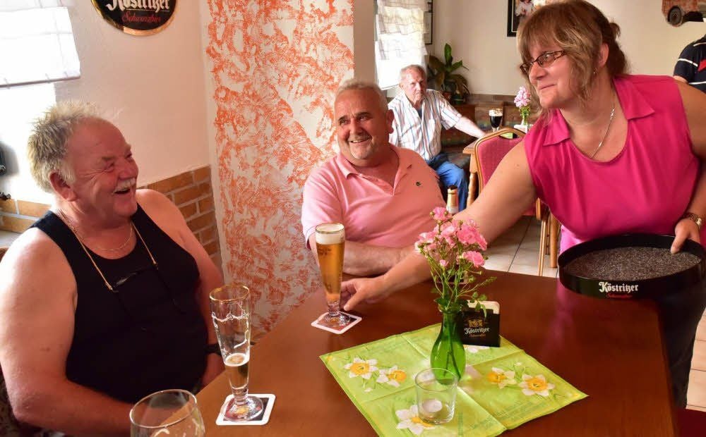 Simone Förster bedient die Gäste am Stammtisch.