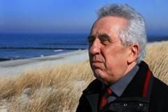 Der letzte DDR-Staats- und Parteichef Egon Krenz steht am Strand des Ostseebades Dierhagen (Nordvorpommern). Krenz feiert am 19. März seinen 70. Geburtstag. (Foto: dpa)