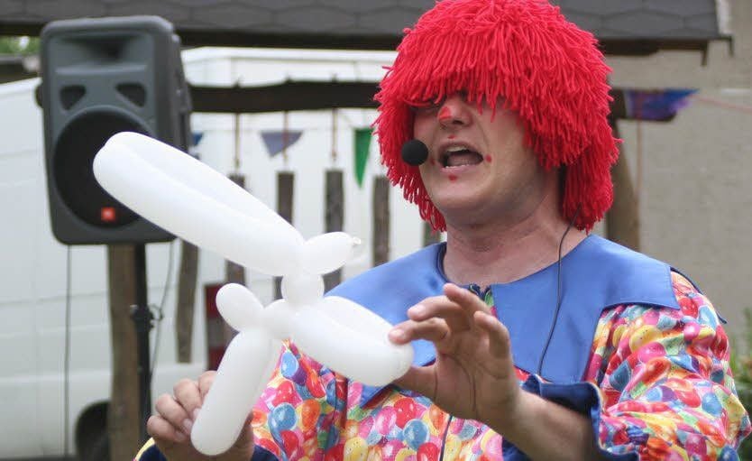Die Zauberpuste des Nachwuchses macht’s möglich: Aus Wurm Viktor wird in den geschickten Händen des Alleinunterhalters Clown „Franky“ ein Hündchen.