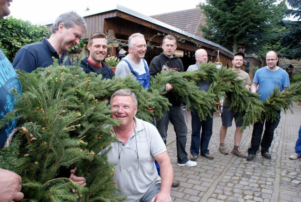 14 Meter lang ist die Girlande, die die Männer aus Weißenborn gebunden haben.