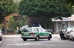 Ein Scharfschütze hat am Donnerstag (26. August 2004) vor einer Bank in Lübeck Stellung bezogen, nachdem sich ein Mann mit Geiseln in der Filiale verschanzt hatte. (Foto: dpa)