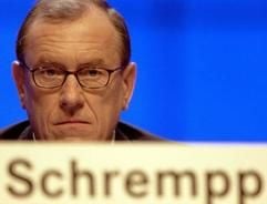 Nach Protesten zehntausender Mitarbeiterkommt Bewegung in den schweren Personalkosten-Streit beiDaimlerChrysler. Der Vorstand um Konzernchef Jürgen Schrempp istMedienberichten zufolge bereit, auf bis zu zehn Prozent des Gehaltszu verzichten. (Foto: dpa)