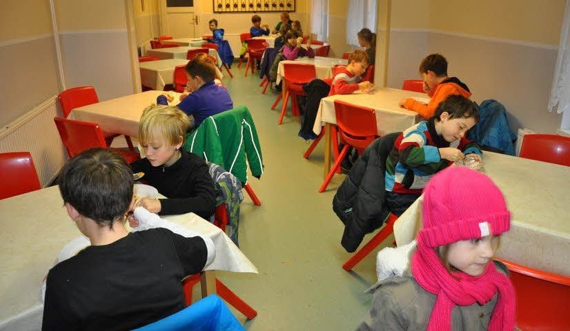 In Etappen wird wegen des kleinen Speiseraumes in Zahna gegessen.