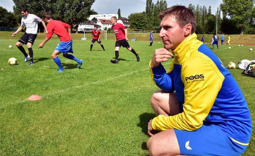 Alles im Blick: Co-Trainer Ronny Scharf macht sich ein Bild vom ersten Training.